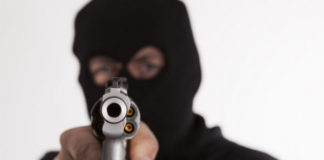 Armed robbers shoot 3 persons at Teacherkrom, one in critical condition