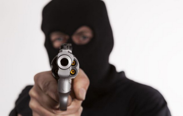 Armed robbers shoot 3 persons at Teacherkrom, one in critical condition