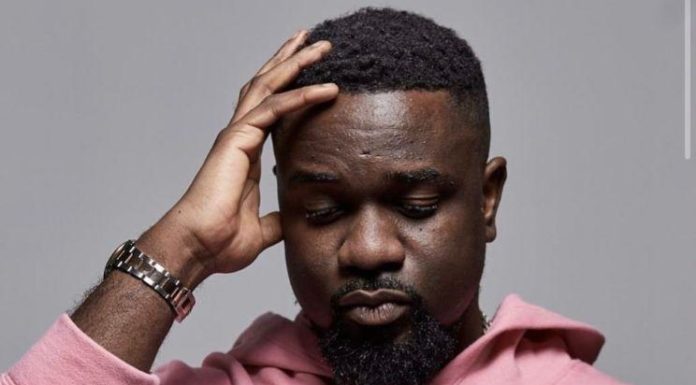 WE ARE IN A SERIOUS CRISIS – Sarkodie On Ghana’s Economy