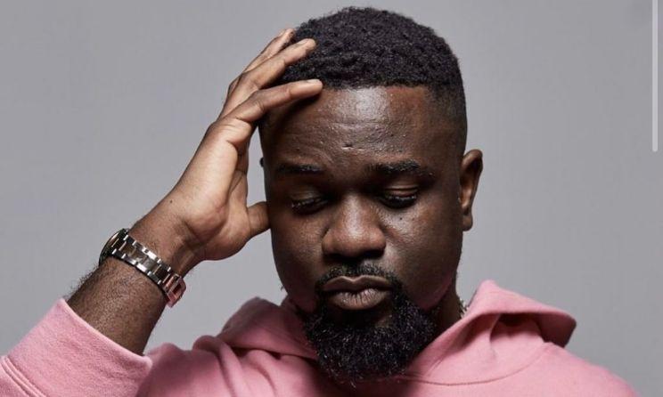 WE ARE IN A SERIOUS CRISIS – Sarkodie On Ghana’s Economy
